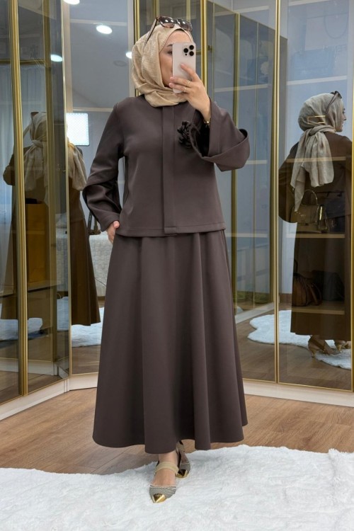 Çiçek Broş Detaylı Scuba Etekli Takım Kahverengi